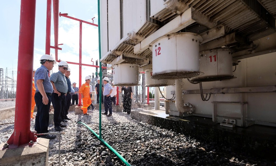 Lực lượng vận hành TBA 500kV Nho Quan phun nước làm mát các máy biến áp.