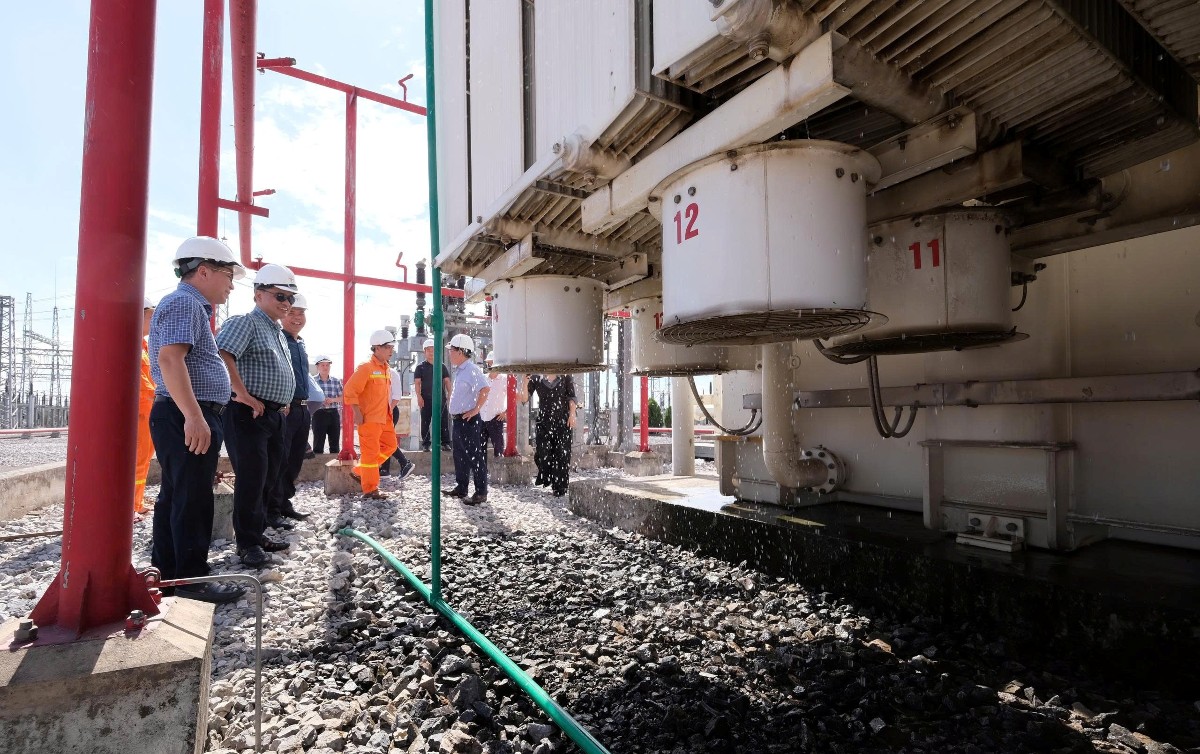 Lực lượng vận hành TBA 500kV Nho Quan phun nước làm mát các máy biến áp.
