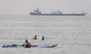 Tàu thuyền di chuyển trên eo biển Hormuz - Ảnh: Reuters