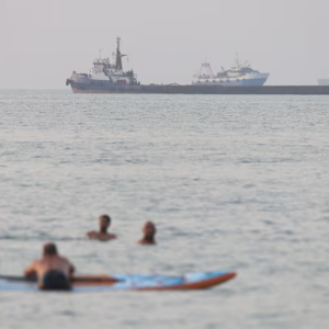 Tàu thuyền di chuyển trên eo biển Hormuz - Ảnh: Reuters