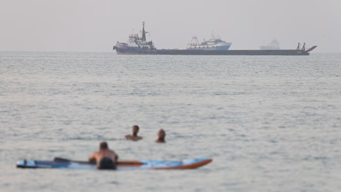 Tàu thuyền di chuyển trên eo biển Hormuz - Ảnh: Reuters