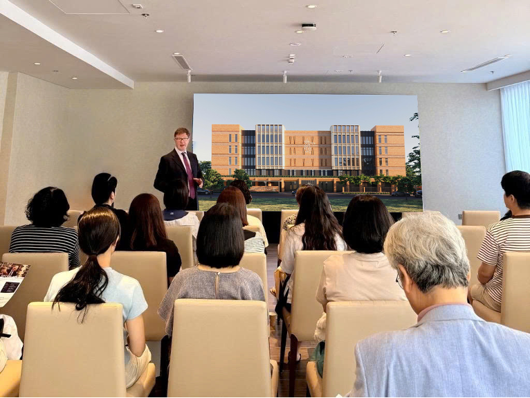 Parents will also meet Mr. Kieran McLaughlin, Founding Head of School at King's College Wimbledon Ho Chi Minh City, who will introduce the school's educational vision, curriculum, and development plans for the coming years.