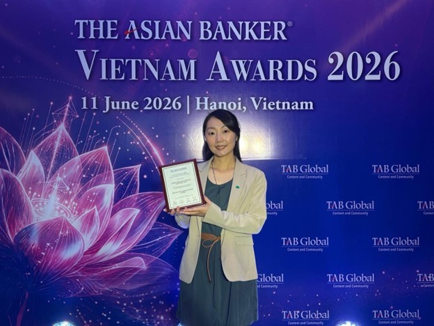 Đại diện CUBHCM nhận giải thưởng The Asian Banker Vietnam Award 2026.