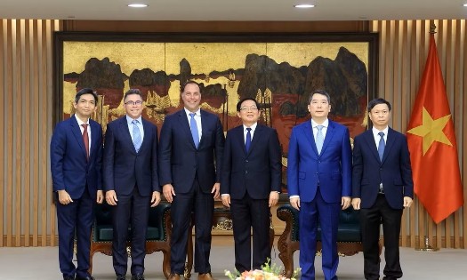 Deputy Prime Minister Ho Quoc Dung (third, right) receives the delegation of Coherent Corp. on June 26.- (Photo: VNA)