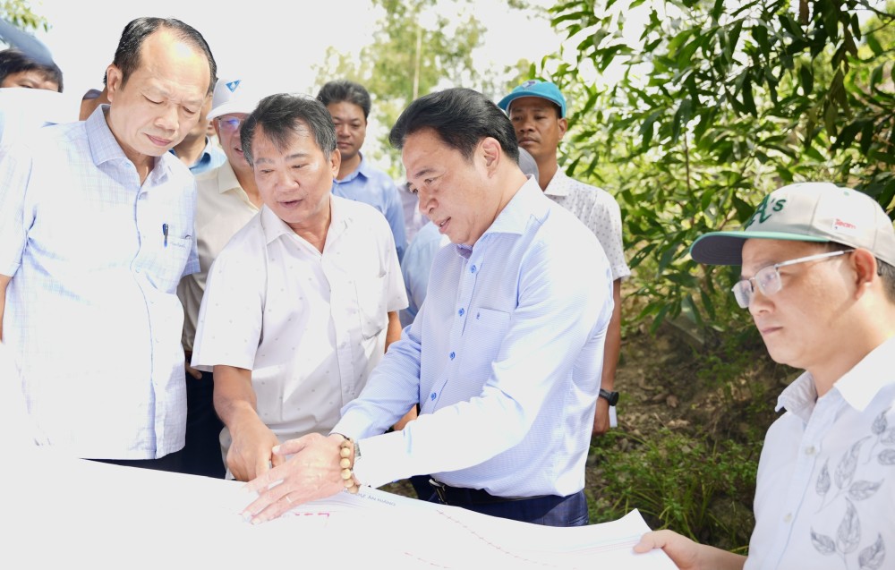 Chủ tịch UBND thành phố Huế Nguyễn Khắc Toàn cùng đoàn công tác kiểm tra thực tế nguồn nước tại khu vực Chân Mây – Lăng Cô