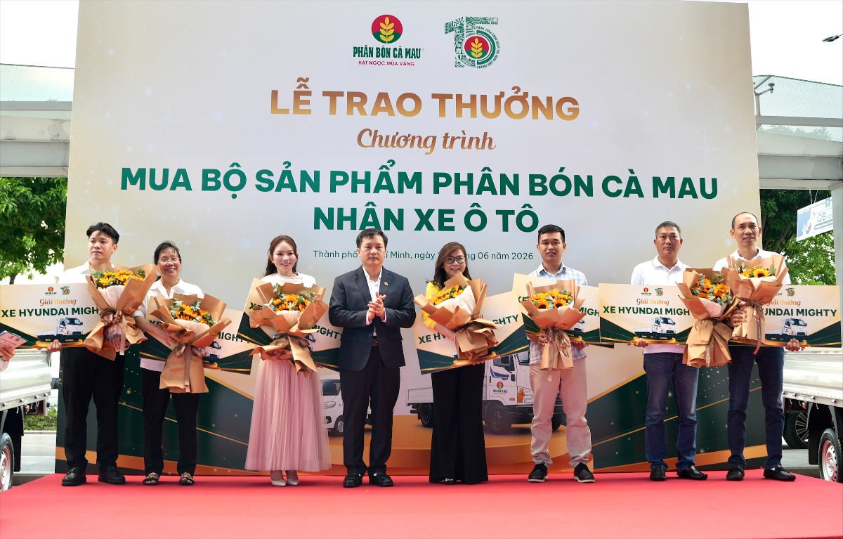 Các Nhà phân phối xuất sắc nhận giải thưởng xe tải. Ảnh: PVCFC.