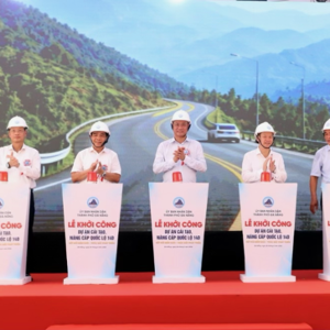 Lãnh đạo thành phố Đà Nẵng thực hiện nghi thức khởi công dự án.