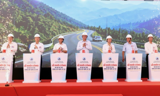 Lãnh đạo thành phố Đà Nẵng thực hiện nghi thức khởi công dự án.