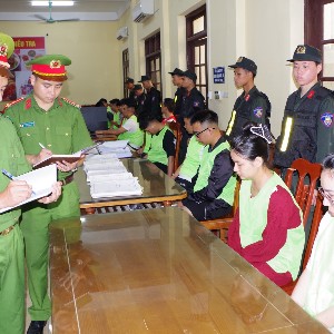 Các đối tượng cùng tang vật của vụ án. Ảnh: Cổng thông tin điện tử Bộ Công an.