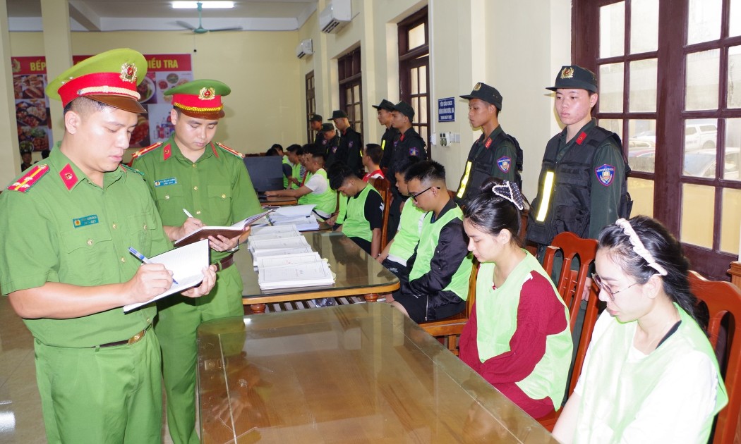 Các đối tượng cùng tang vật của vụ án. Ảnh: Cổng thông tin điện tử Bộ Công an.