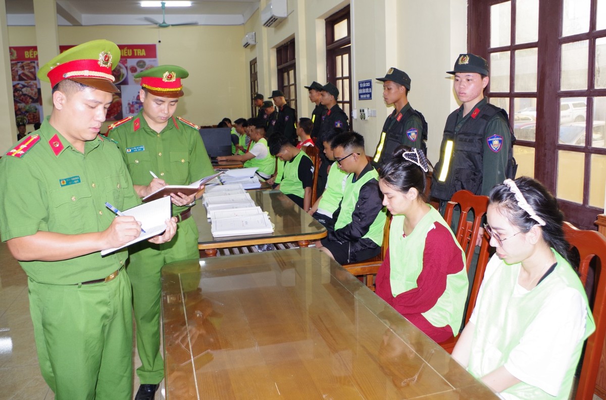 Các đối tượng cùng tang vật của vụ án. Ảnh: Cổng thông tin điện tử Bộ Công an.