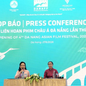 Bà Nguyễn Thị Anh Thi và TS. Ngô Phương Lan chủ trì họp báo.