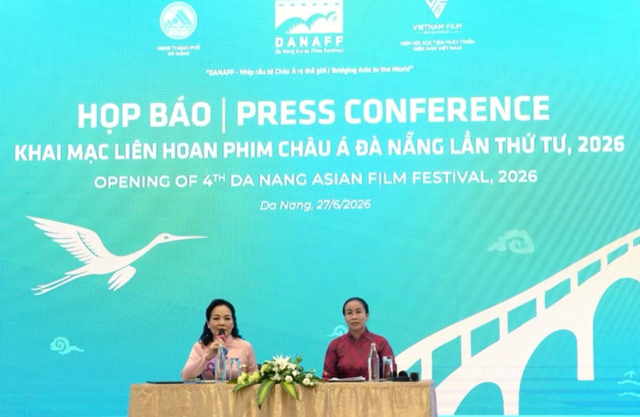 Bà Nguyễn Thị Anh Thi và TS. Ngô Phương Lan chủ trì họp báo.