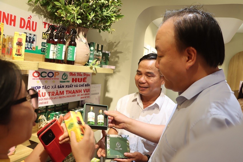 Ông Trần Hữu Linh, Cục trưởng Cục Quản lý và Phát triển thị trường trong nước thăm quan gian trưng bày tại sự kiện.