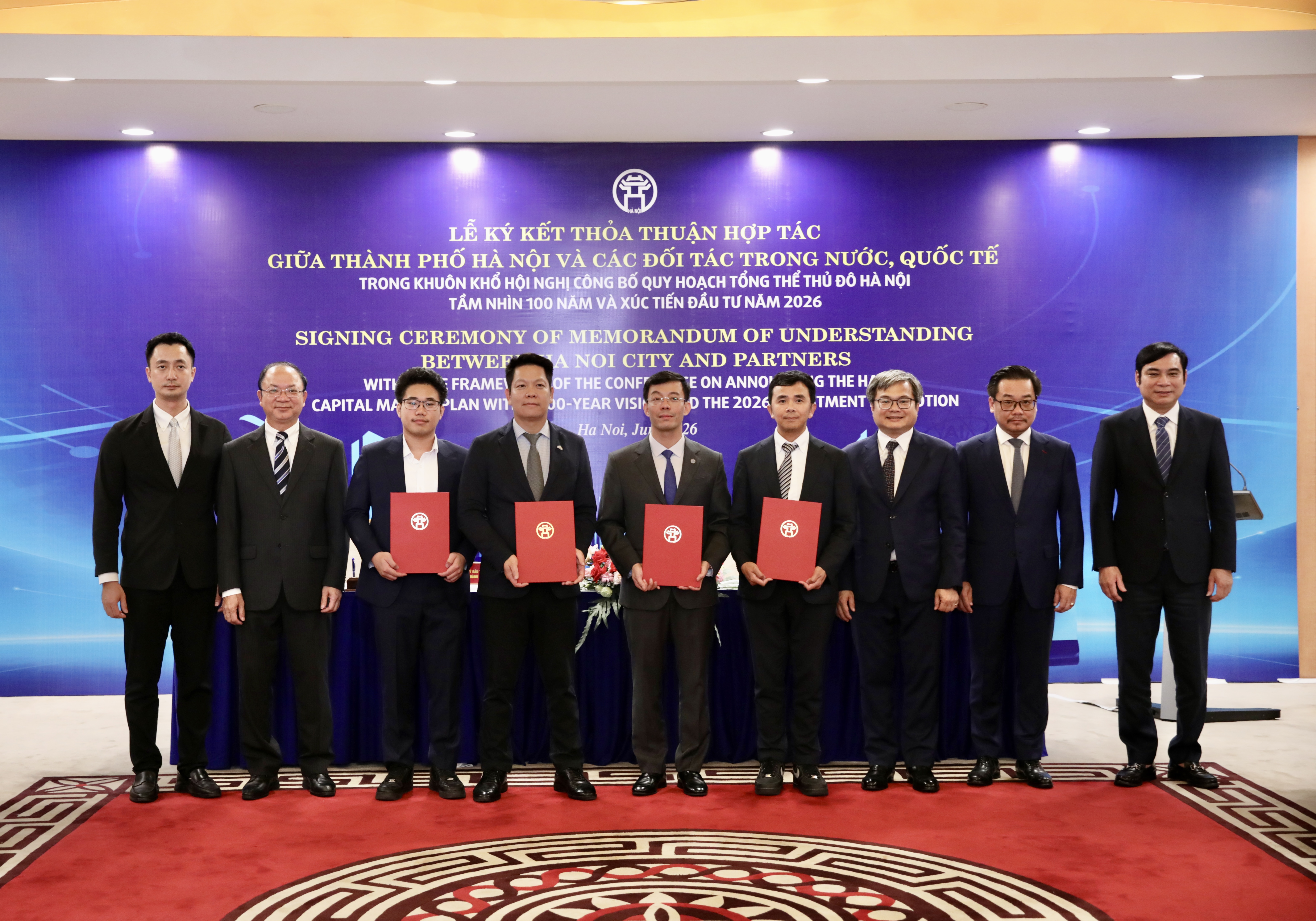 Ông&nbsp;&nbsp;Lê Thanh Sơn - Phó Chủ tịch EVP Tập đoàn Công nghệ CMC (thứ 4 từ trái qua) tham gia ký kết thỏa thuận hợp tác.