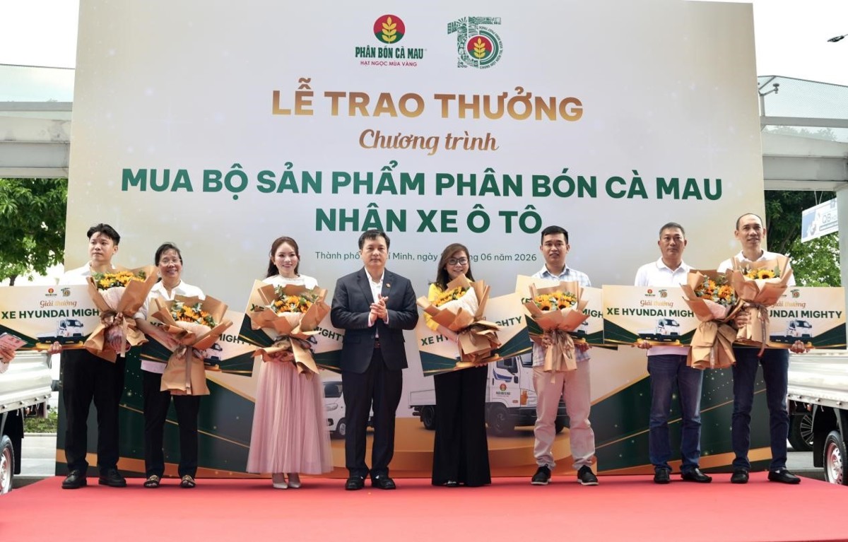 Ông Nguyễn Thanh Tùng, Tổng giám đốc PVCFC trao giải xe tải Hyundai 3,5 tấn cho các đại lý. Ảnh: PVCFC.