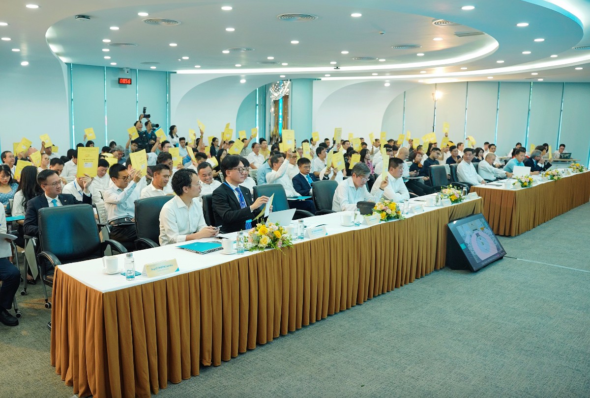 Các đại biểu biểu quyết tại Đại hội cổ đông thường niên.