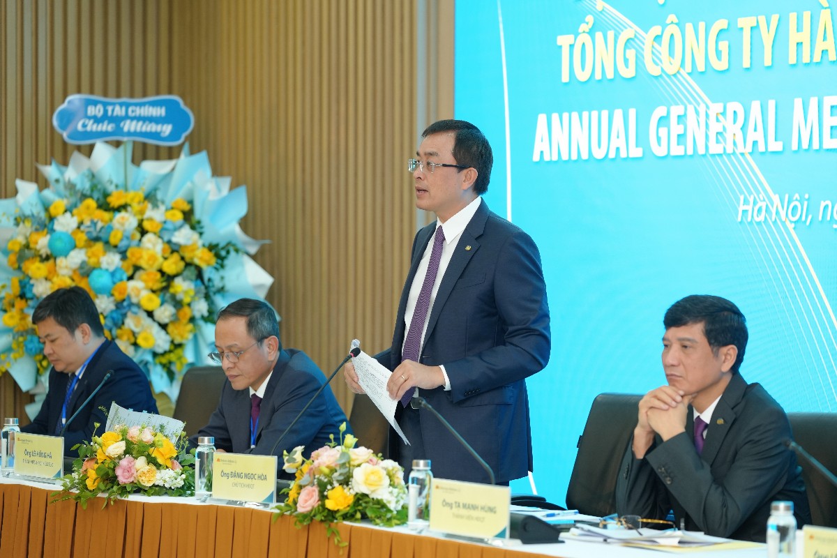 Chủ tịch Hội đồng quản trị Vietnam Airlines Đặng Ngọc Hoà trả lời cổ đông.