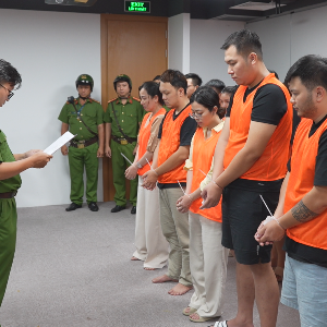 Cơ quan Cảnh sát điều tra tống đạt quyết định và lệnh đối với các đối tượng. Ảnh: Cổng thông tin điện tử Bộ Công an.