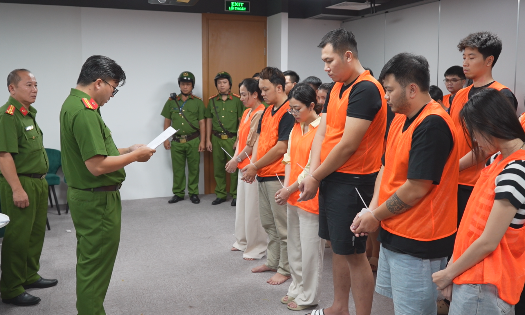 Cơ quan Cảnh sát điều tra tống đạt quyết định và lệnh đối với các đối tượng. Ảnh: Cổng thông tin điện tử Bộ Công an.
