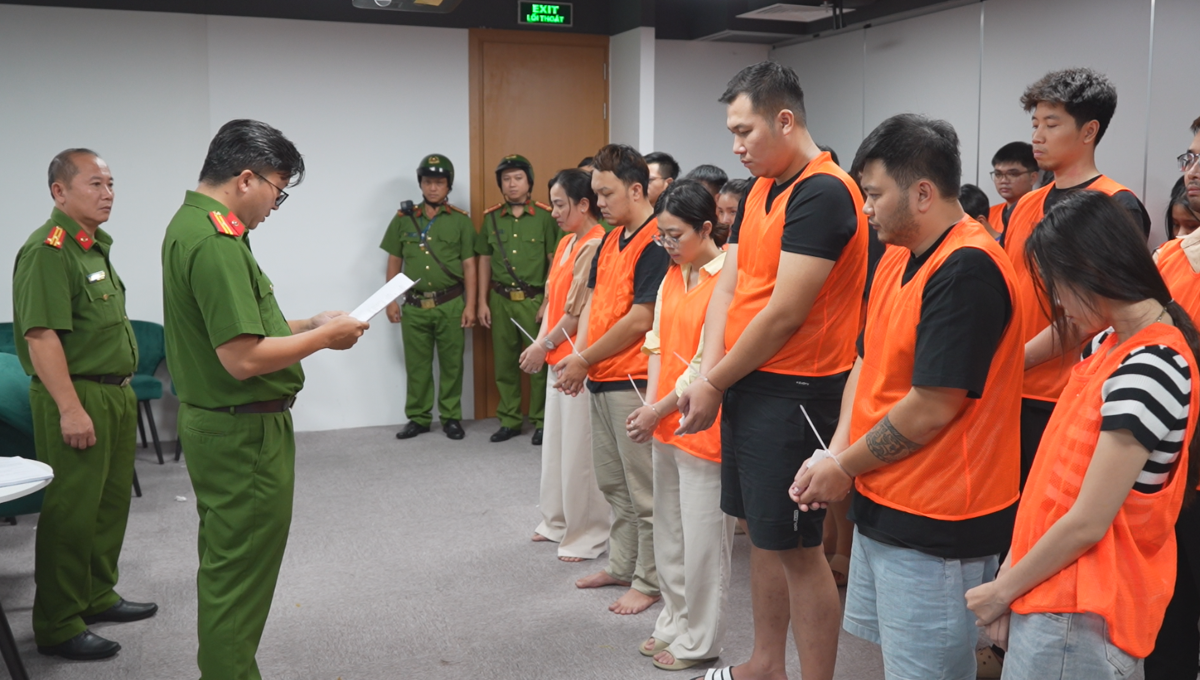 Cơ quan Cảnh sát điều tra tống đạt quyết định và lệnh đối với các đối tượng. Ảnh: Cổng thông tin điện tử Bộ Công an.