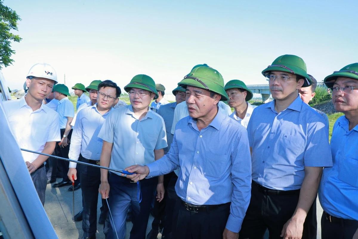 Bí thư Tỉnh ủy Thanh Hóa Lê Đức Thái kiểm tra thực địa (ảnh: Minh Hiếu)