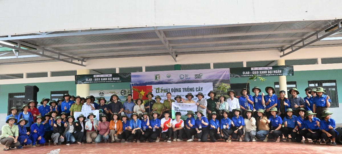 Chụp ảnh tập thể tại sự kiện.