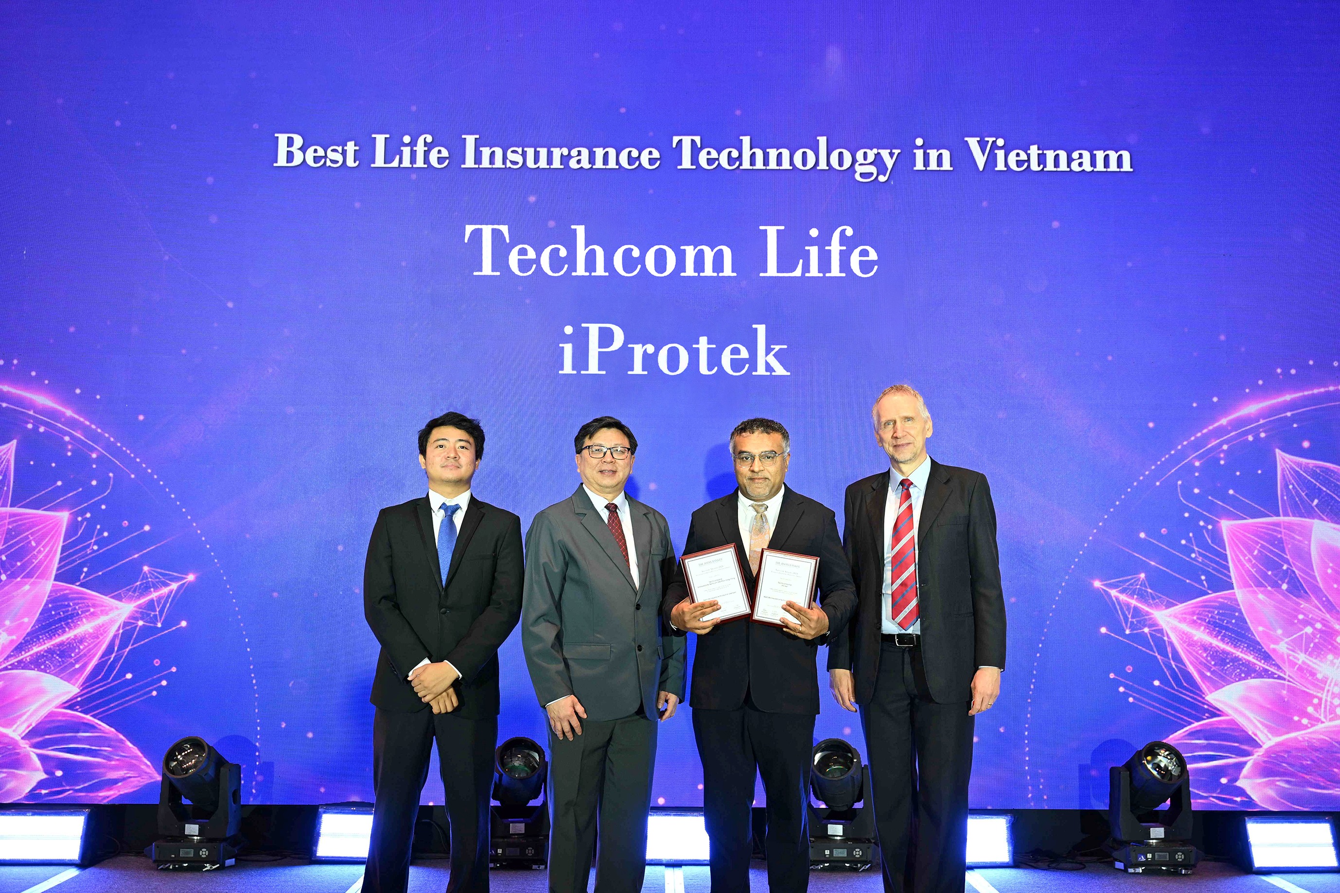 A Techcom Life representative accepts the award for
Best Life Insurance Technology in Vietnam at The Asian Banker Vietnam Awards
2026 ceremony. Photo: Techcom Life