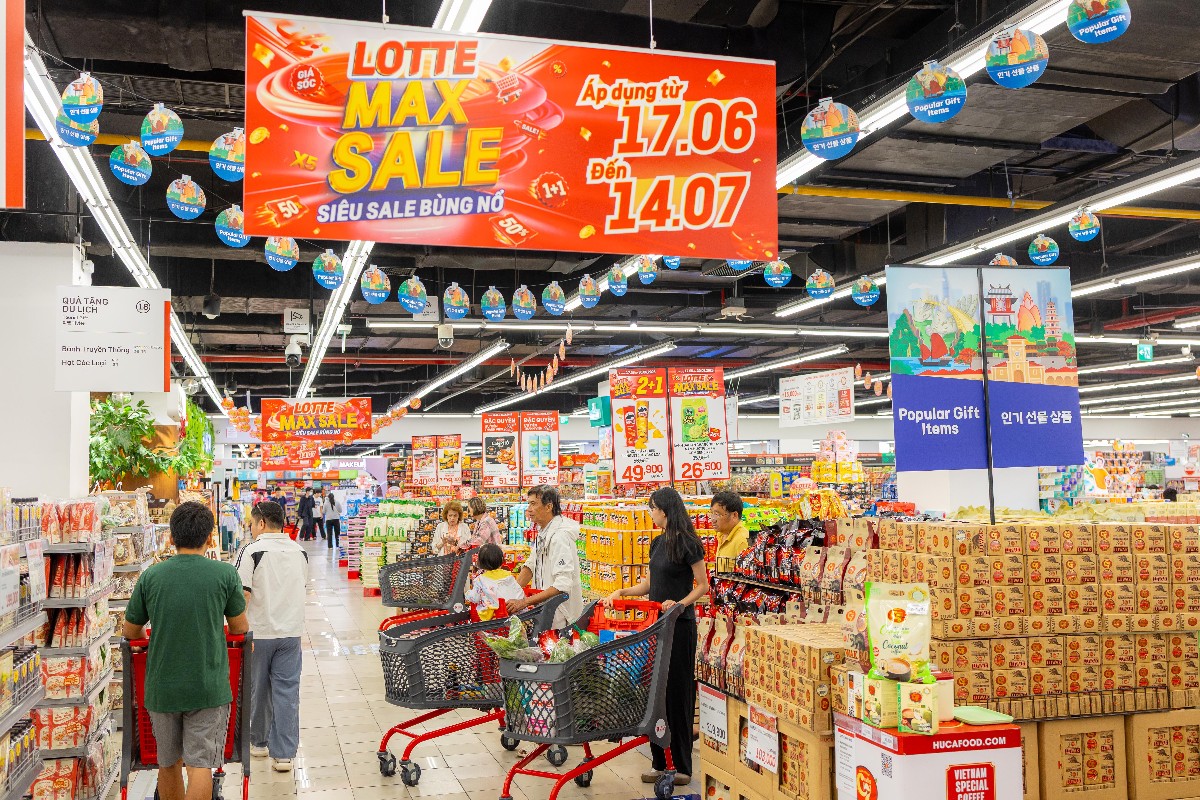 Sau hơn một tuần triển khai chương trình khuyến mãi quy mô lớn, hệ thống siêu thị Lotte Mart ghi nhận lượng khách hàng đến mua sắm, vui chơi giải trí tăng cao.