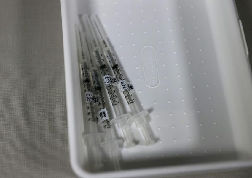 Giáo sư Jonathan Heeney (Đại học Cambridge) cho rằng các loại vaccine hiện nay luôn ở trong tình trạng "chạy theo virus". Ảnh: Getty Images/AFP.