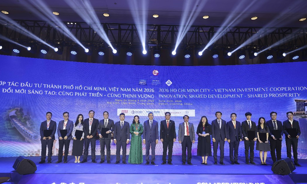 Các đjai biểu chụp ảnh lưu niệm trong khuôn khổ Diễn đàn