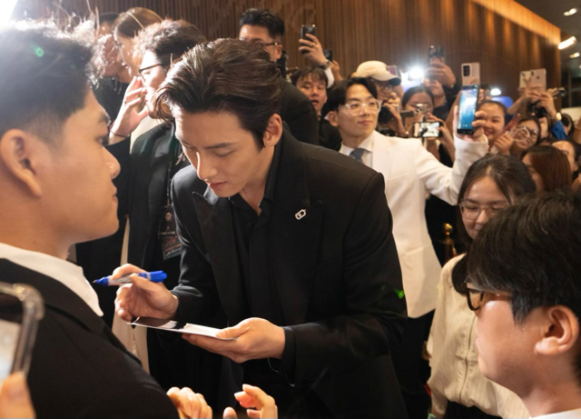Ji Chang Wook đốt cháy thảm đỏ DANAFF IV, khi hàng nghìn khán giả Đà Nẵng vây quanh xin chữ ký.