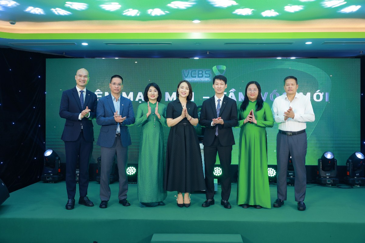 Ban Lãnh đạo Vietcombank và VCBS chúc mừng tại Hội nghị. Ảnh: VCBS.