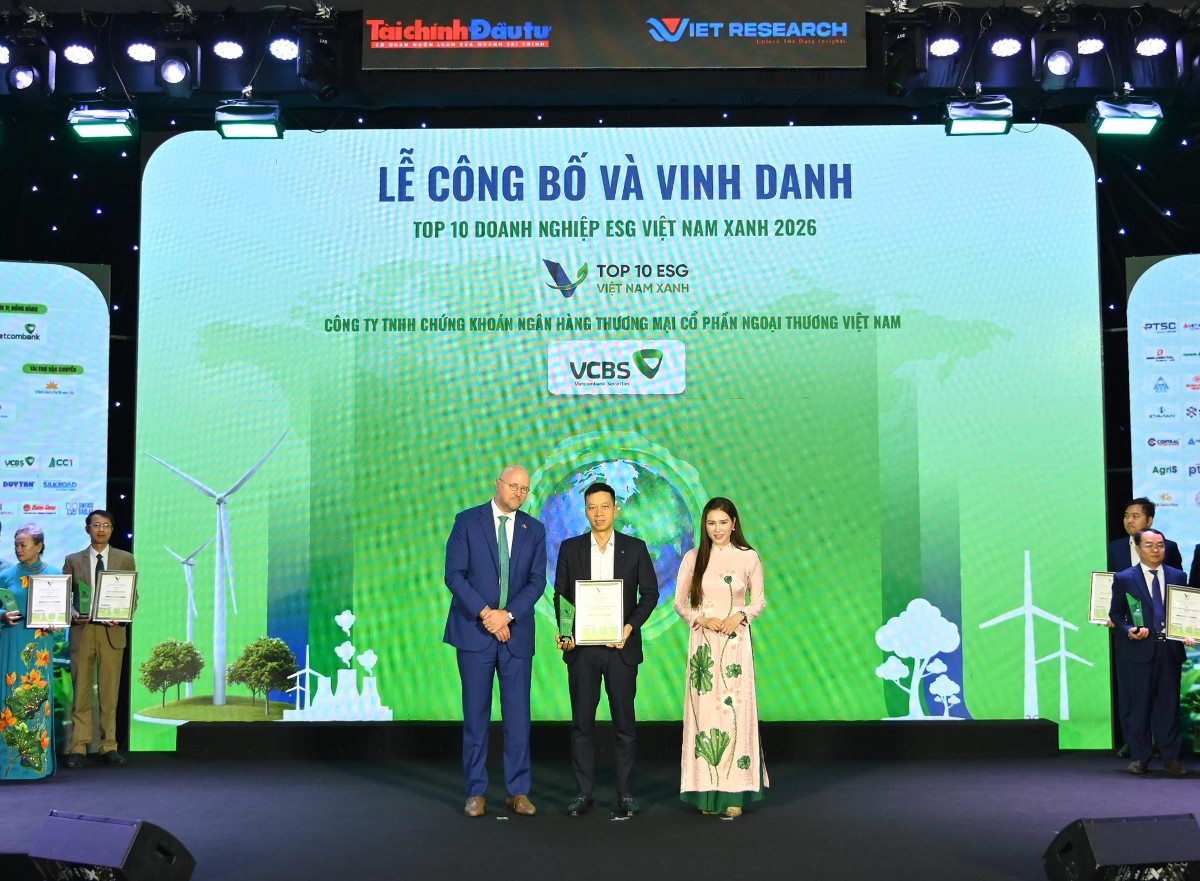 Ông Đỗ Thanh Phong – Phó Tổng giám đốc VCBS (chính giữa), đại diện Công ty nhận giải thưởng Top 10 Doanh nghiệp ESG Việt Nam Xanh 2026. Ảnh: VCBS.