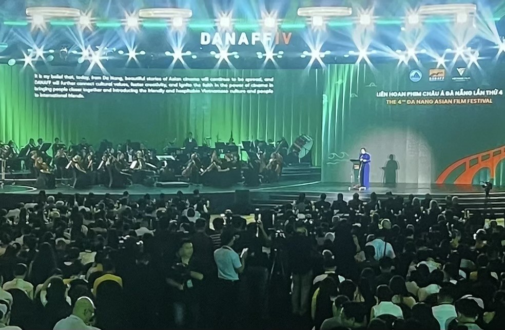 Đêm khai mạc quy tụ hàng ngàn công chúng và truyền thông cùng với sự xuất hiện của dàn nghệ sĩ, đạo diễn, nhà sản xuất và chuyên gia điện ảnh nổi tiếng từ khắp nơi trên thế giới tham dự.