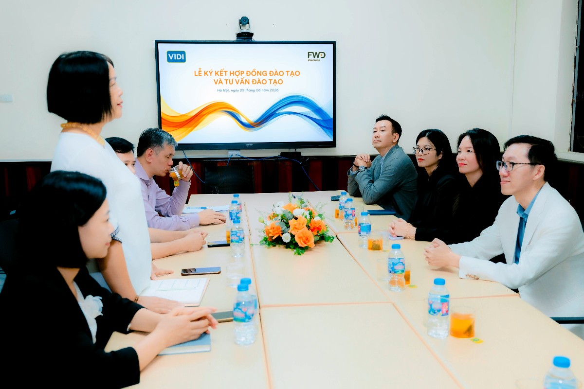 Hợp tác này đánh dấu một bước tiến quan trọng trong việc chuẩn hóa năng lực chuyên môn và chuẩn mực nghề nghiệp của đội ngũ tư vấn bảo hiểm FWD Việt Nam. Ảnh: FWD Việt Nam.