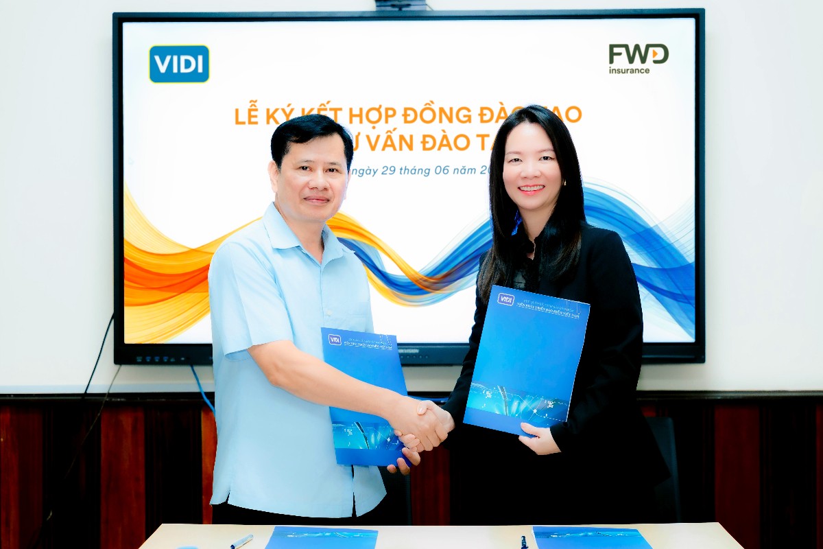 FWD Việt Nam và VIDI ký hợp đồng đào tạo và tư vấn đào tạo trong lĩnh vực tư vấn bảo hiểm. Ảnh: FWD Việt Nam.