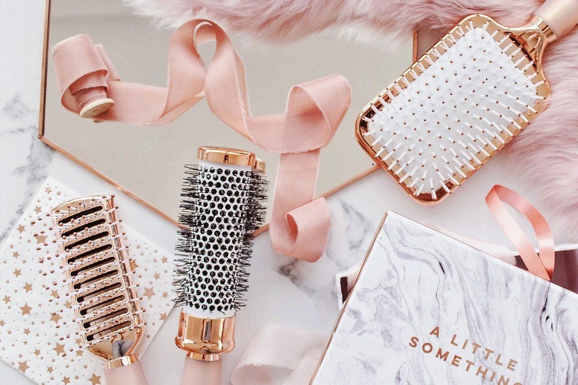 Những chiếc lược chải tóc đắt đỏ được khoe trên mạng xã hội có thể sánh ngang cùng những dụng cụ làm tóc đình đám như máy sấy tạo kiểu Dyson Airwrap.
