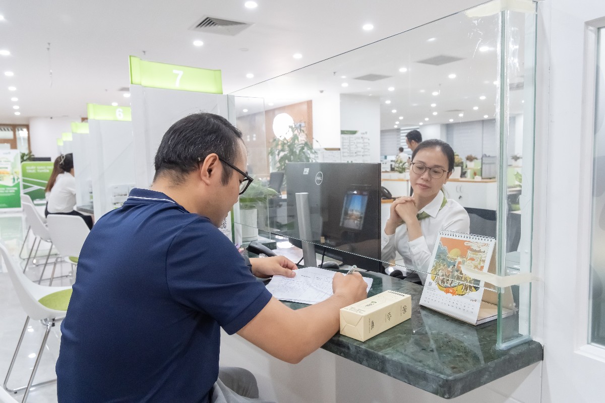 Khách hàng nhận quà tặng tri ân tại Quầy giao dịch VCBS tại Trụ sở chính. Ảnh: VCBS.