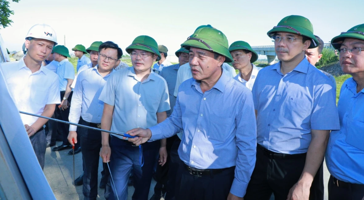 Bí thư Tỉnh ủy Thanh Hoá Lê Đức Thái kiểm tra thực địa phương án đầu tư dự án đường giao thông nối từ đường vành đai phía Tây đến đường Hồ Chí Minh