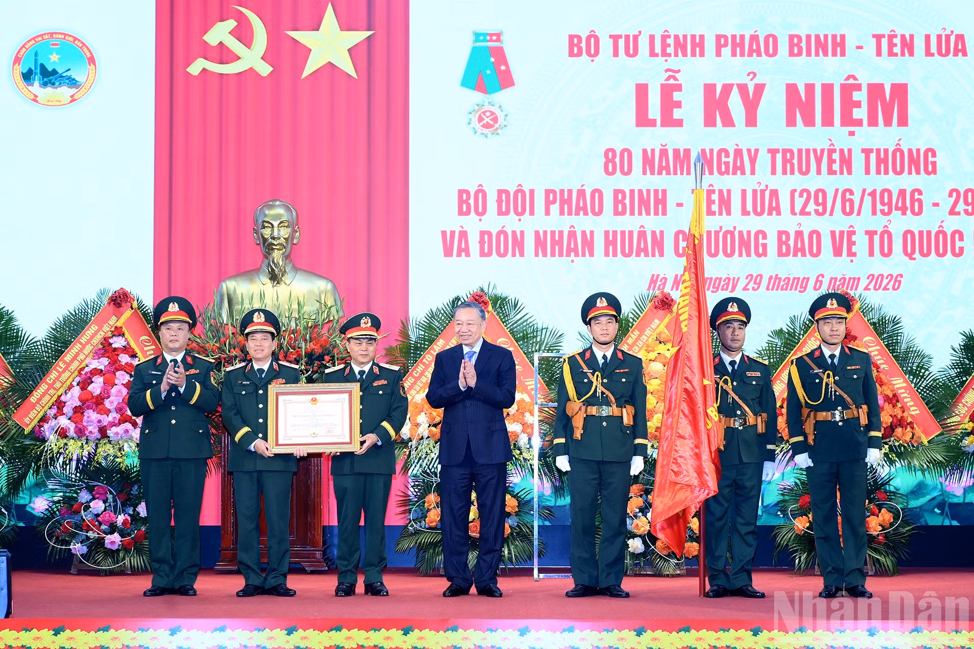 Tổng Bí thư, Chủ tịch nước Tô Lâm trao Huân chương Bảo vệ Tổ quốc hạng Nhất tặng Bộ Tư lệnh Pháo binh-Tên lửa. Ảnh: Nhân Dân