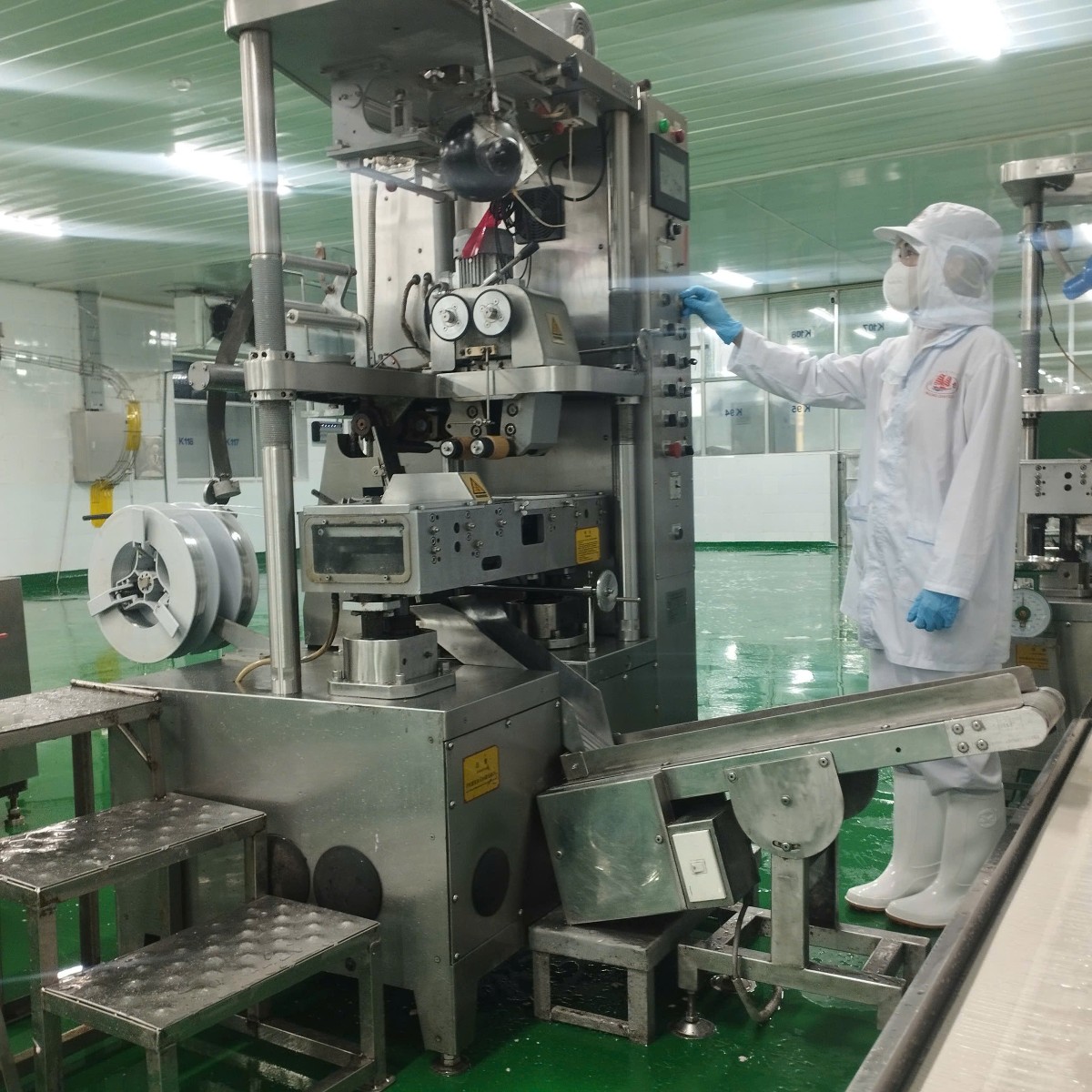 Halong Canfoco kiểm soát chặt chẽ dây chuyền sản xuất trước khi tái sản xuất trở lại. Ảnh: Halong Canfoco.
