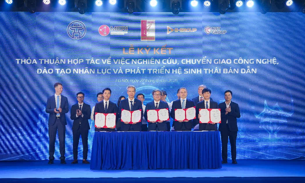 Ông Trương Việt Dũng – Phó Chủ tịch UBND Thành phố Hà Nội cùng đại diện các đối tác và doanh nghiệp tại sự kiện ký kết. Ảnh: G-Group.