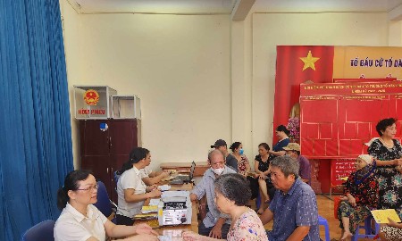 Người hưởng nhận chi trả lương hưu tại Hà Nội. Ảnh: T.H.