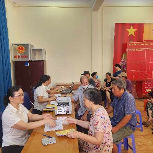 Người hưởng nhận chi trả lương hưu tại Hà Nội. Ảnh: T.H.