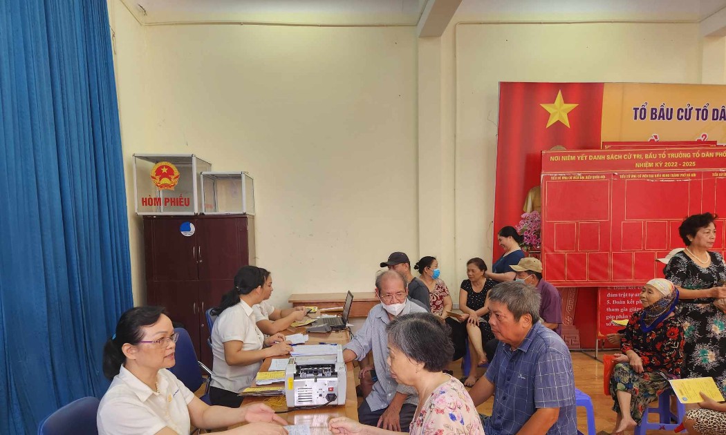 Người hưởng nhận chi trả lương hưu tại Hà Nội. Ảnh: T.H.