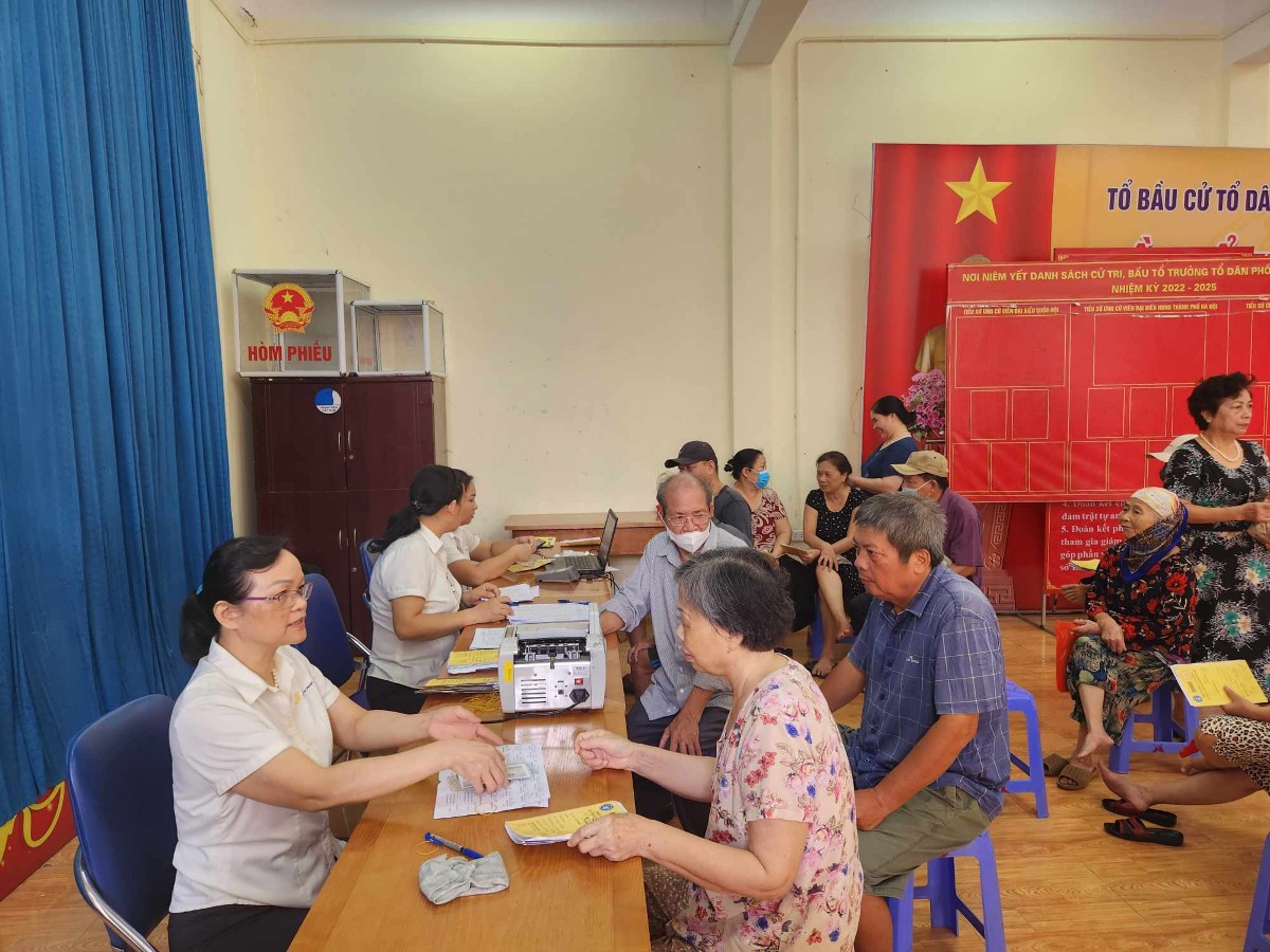 Người hưởng nhận chi trả lương hưu tại Hà Nội. Ảnh: T.H.