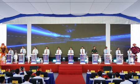 Phó Thủ tướng Chính phủ Lê Tiến Châu và các đại biểu thực hiện nghi thức bấm nút khởi công dự án.