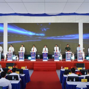 Phó Thủ tướng Chính phủ Lê Tiến Châu và các đại biểu thực hiện nghi thức bấm nút khởi công dự án.
