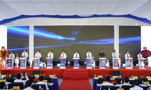 Phó Thủ tướng Chính phủ Lê Tiến Châu và các đại biểu thực hiện nghi thức bấm nút khởi công dự án.